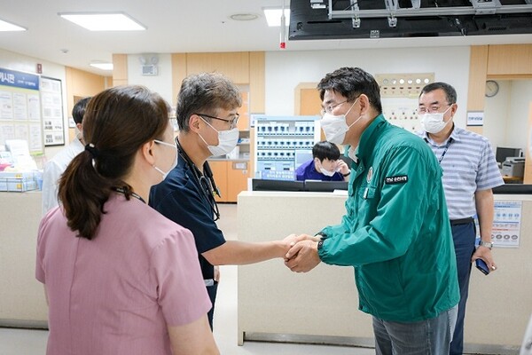 노관규 순천시장이 성가롤로병원을 방문하여 의료진을 격려하고 응급진료에 최선을 다해주길 당부했다.