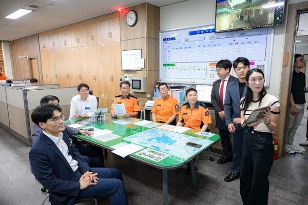 노관규 순천시장이 순천소방서에서 AI앰뷸런스 시연회를 통해 의료진과 구급대원이 현장상황을 실시간으로 공유되는 지능형응급의료시스템을 점검하고 있다.