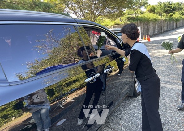 광주시, 플라스틱 조화 대신 생화 나눔 캠페인