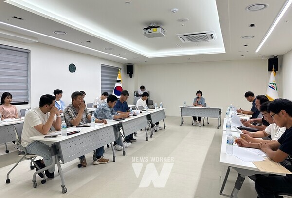 전남 영암군(영암군수 우승희)이 지난 12일 군청에서 ‘농업 품목별 협의회’ 축산분야 회의를 열었다.