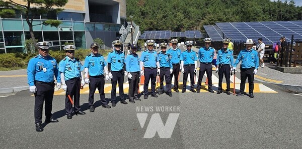 전남 순천시(시장 노관규)는 추석연휴, 모범운전자회(회장 문봉현) 회원 10명이 추모공원 교통정리 자원봉사로 성묘객들에게 큰 도움을 줬다