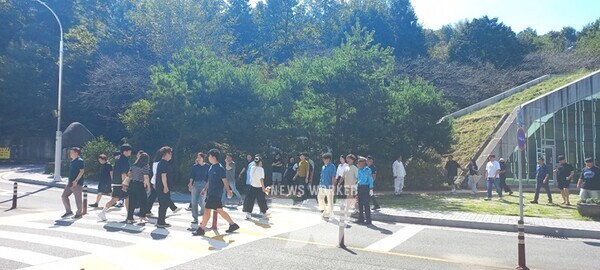 전남 순천시(시장 노관규)는 추석연휴, 모범운전자회(회장 문봉현) 회원 10명이 추모공원 교통정리 자원봉사로 성묘객들에게 큰 도움을 줬다