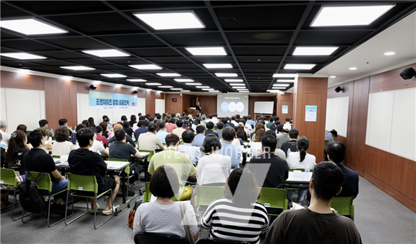 지난 7월 22일 수원상공회의소에서 열린 ‘검색해도 나오지 않는 프랜차이즈 창업 성공전략’ 무료 교육 프로그램에 참가한 참여자들이 강의를 듣고 있는 모습