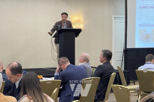 미국 휴스턴 Drilling for Hydrogen 2024 학회에 Keynote (Featured) Speaker로 발표 중인 한국에너지공대 황지현 교수