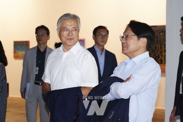 ​문재인 전 대통령과 강기정 광주광역시장 등이 19일 오전 북구 광주비엔날레 전시장을 찾아 작품을 관람하고 있다./광주광역시 제공