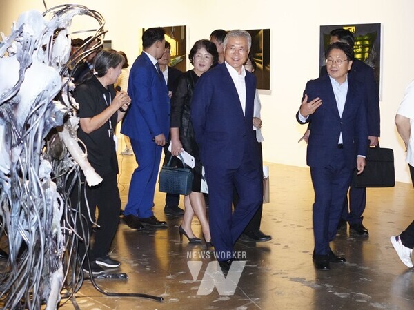 ​문재인 전 대통령과 강기정 광주광역시장 등이 19일 오전 북구 광주비엔날레 전시장을 찾아 작품을 관람하고 있다./광주광역시 제공