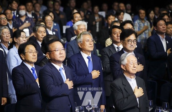 강기정 광주광역시장이 19일 서구 김대중컨벤션센터에서 열린 '9·19평양공동선언 6주년 기념식 광주 평화회의'에 참석해 문재인 전 대통령, 우원식 국회의장 등 내빈들과 국민의례를 하고 있다./광주광역시 제공