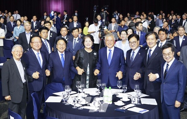 강기정 광주광역시장이 19일 서구 김대중컨벤션센터에서 열린 '9·19평양공동선언 6주년 기념식 광주 평화회의'에 참석해 문재인 전 대통령, 우원식 국회의장 등 내빈들과 손을 맞잡고 있다./광주광역시 제공