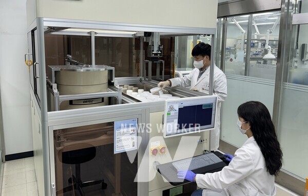 CJ프레시웨이 식품안전연구실에서 연구원들이 수산물 방사능 검사를 진행하고 있다.