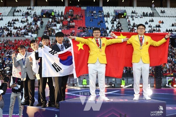 사진_김겸온 김용현(모바일로보틱스) 수상2사진_신준호 김지한(메카트로닉스) 수상