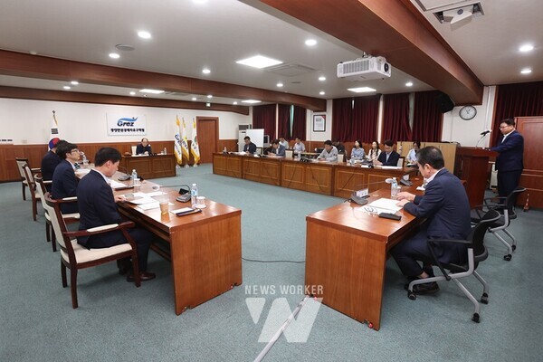 광양만권경제자유구역 조합회의(의장 강정일 전남도의원)는 20일 제144회 조합회의 임시회를 열어 2024년도 행정사무감사계획(안)을 심의·의결했다