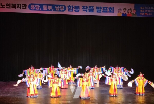 전남 순천시(시장 노관규)는 노인복지관 어르신들의 솜씨를 선보이고, 용당, 동부, 남부 3개 노인복지관 간의 소통의 장을 마련하기 위해 매년 가을 작품 발표회 및 전시회를 개최하고 있다