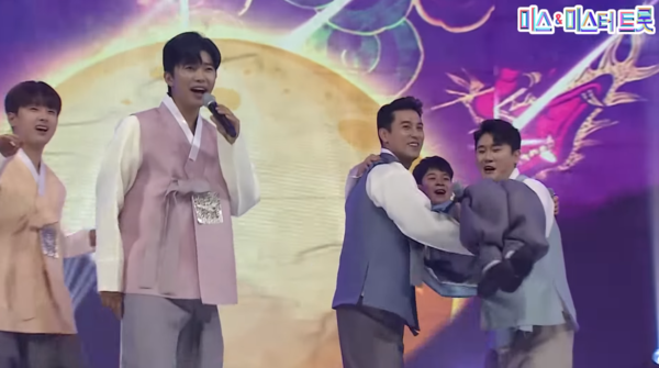 '달타령'을 들려주는 임영웅, 영탁, 이찬원, 정동원, 장민호, 김희재 [사진=미스 앤 미스터 트롯]