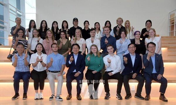 강기정 광주광역시장이 20일 오전 시청 1층 열린청사에서 5‧18민주화운동 등 광주 민주역사를 배우기 위해 광주를 방문한 독일 함부르크 청년학생 17명과 기념촬영을 하고 있다. /광주광역시 제공