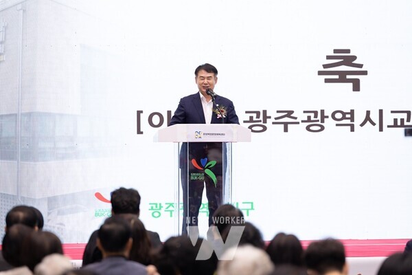 개관식 축사 중인 이정선 교육감