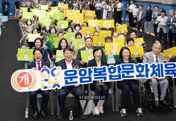 광주시교육청이 학교자원을 공유하며 지역민과의 상생에 적극 나서고 있다. 명절에는 학교 주차장을 개방해 귀향민의 편의를 돕고, 평상시에는 학교 강당과 운동장을 인근 지역민에게 오픈한다.