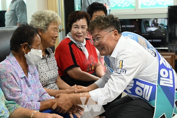 장세일 영광군수 후보가 정청래 국회 법사위원장과 지역을 돌며 지지를 호소하고 있다.