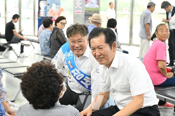 정청래 국회 법사위원장이 장세일 영광군수 후보를 지원하기 영광 터미널에서 유권자와 대화하고 있다.