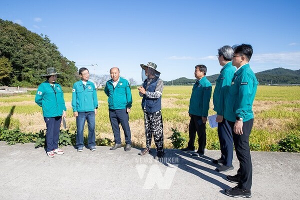 해남군의회(의장 이성옥)는 19일 벼멸구 발생이 급증하고 있는 북일·문내·산이·황산면 일대 벼 재배농지를 차례로 현장 방문했다