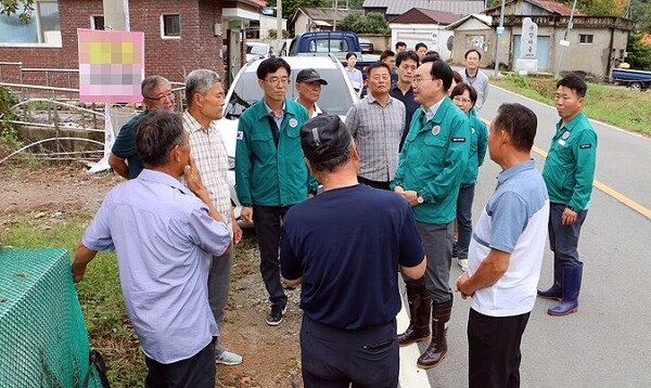 윤병태 나주시장(오른쪽)이 21~22일 집중호우와 강풍으로 인한 피해현장을 점검, 주민들과 대화하고 있다.