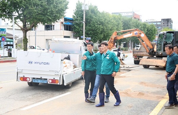 노관규 순천시장이 22일 남제동 하수시설 응급복구 현장을 점검하고 있다.