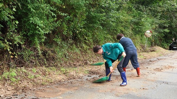 노관규 순천시장이 22일 삼산동 조비골 토사유출 피해 복구에 참여하고 있다.