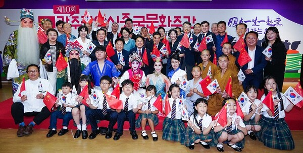 강기정 광주광역시장이 20일 오후 서구 광주차이나센터에서 열린 '제10회 중국문화주간 개막식'에 참석해 꾸징치 주 광주 중국총영사 등 내빈들과 기념촬영을 하고 있다/광주광역시 제공