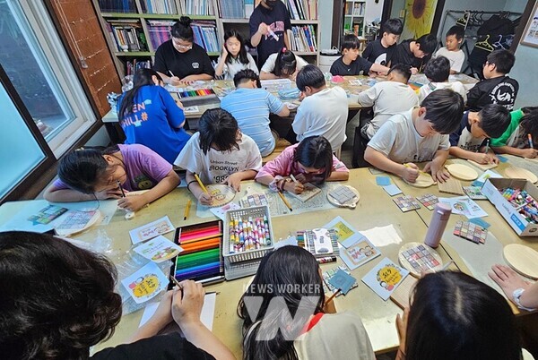 광주광역시(시장 강기정)는 지역아동센터 종사자의 처우개선을 위해 임금체계를 9월부터 호봉제로 전환한다