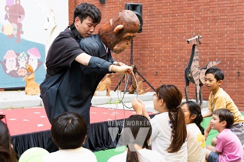 지난 9월 7일(토) 서울 대학로 아르코예술극장 앞마당에서 열린 《예술로 소퐁-가울》 행사는 어린이 관객, 일반 시민, 외국인 등 수백여 명이 축제마당 곳곳을 가득 메우며 공연, 체험을 즐겼다.