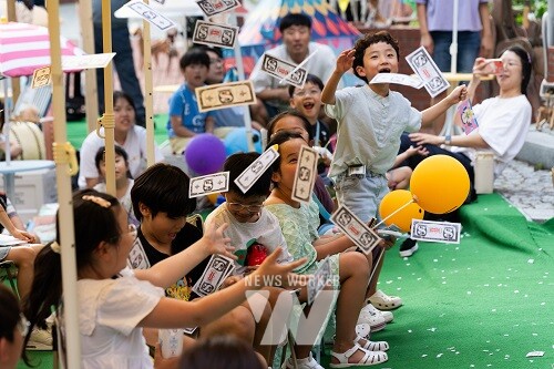 지난 9월 7일(토) 서울 대학로 아르코예술극장 앞마당에서 열린 《예술로 소퐁-가울》 행사는 어린이 관객, 일반 시민, 외국인 등 수백여 명이 축제마당 곳곳을 가득 메우며 공연, 체험을 즐겼다.