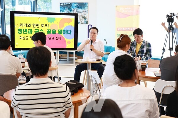 청년의 질의에 답변하는 구복규 화순군수