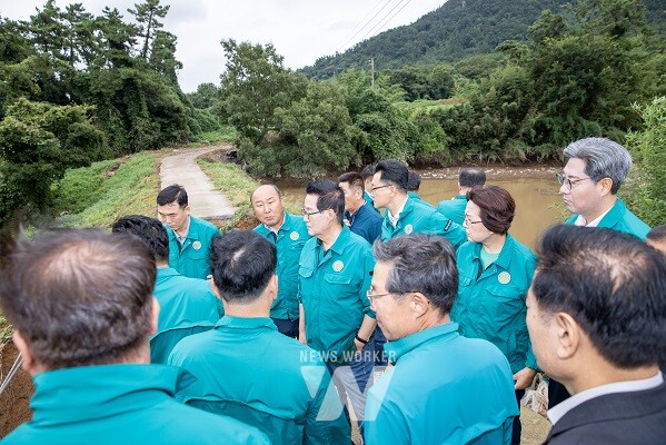 해남군의회(의장 이성옥)는 22일 집중호우로 피해를 입은 문내, 화원, 산이, 계곡,마산, 해남읍 등을 현장 방문하여 긴급 점검에 나섰다