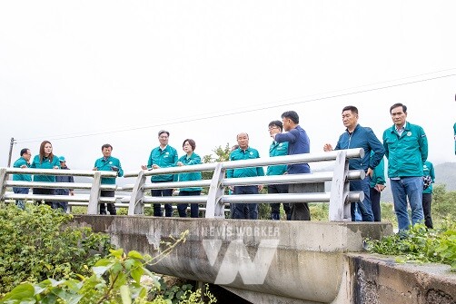 해남군의회(의장 이성옥)는 22일 집중호우로 피해를 입은 문내, 화원, 산이, 계곡,마산, 해남읍 등을 현장 방문하여 긴급 점검에 나섰다
