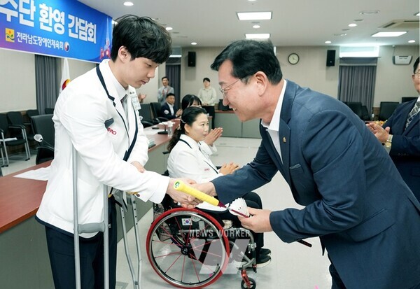 전라남도는 23일 전남도체육회관에서 2024 파리 패럴림픽에 출전해 대한민국과 전남을 빛낸 지역 소속 및 출신 선수와 그 가족을 초청해 환영 행사를 개최했다.