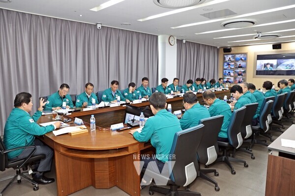 공영민 고흥군수가 지난 22일 군청 흥양홀에서 23개 전 부서장과 16개 읍·면장(영상회의)이 참석한 가운데 20~21일 호우피해 상황점검 및 복구 대책 회의를 열고, 피해 현장에 대한 철저한 조사와 신속한 응급 복구를 지시했다.
