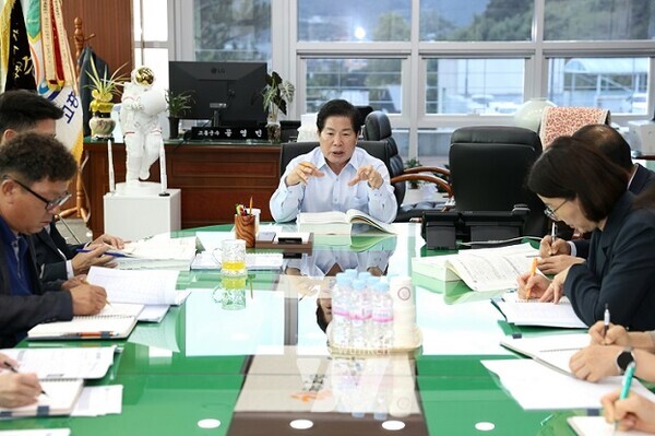 23일 공영민 고흥군수가 2025년도 주요업무계획 보고회에서 군정 2024년 부서별 주요사업 성과를 점검하고, 내년에 새롭게 추진할 시책들을 논의하고 있다.