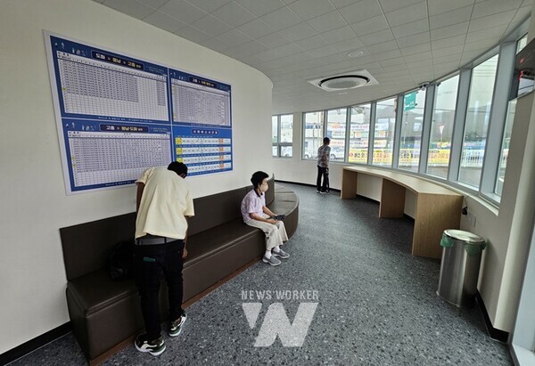 전남 고흥군(군수 공영민)은 도화면 소재지에 도화면민의 숙원사업이자 지역민의 교통편의 증진을 위한 첫걸음으로 도화 버스정류장 신축 공사를 완료했다