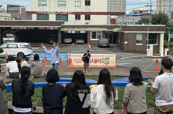 시교육청 이음광장에서 진행된 어울림 이음데이에서 음악을 듣고 있는 시교육청 직원들과 시민들