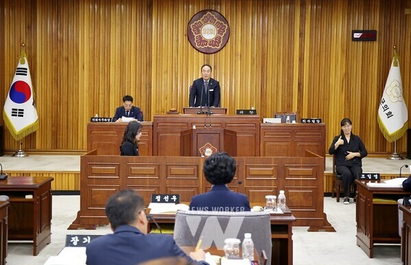 영광군의회(의장 김강헌)가 23일 제283회 임시회를 개회하고 오는 10월 2일까지 의사일정에 들어갔다