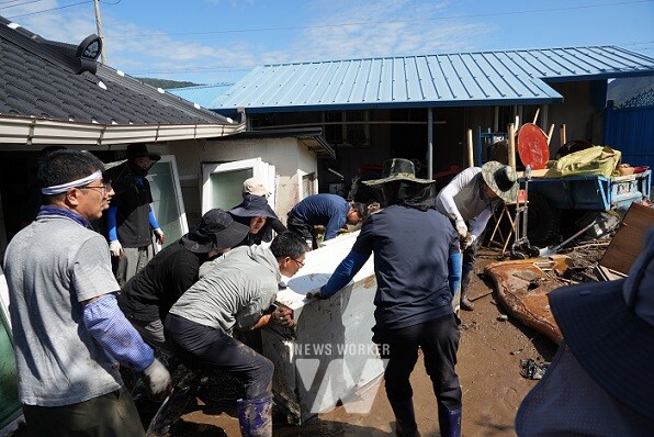 장흥군의회(의장 김재승)는 9월 23일부터 집중호우로 인해 큰 피해를 입은 관내 지역을 찾아 수해 복구 지원 활동을 펼쳤다