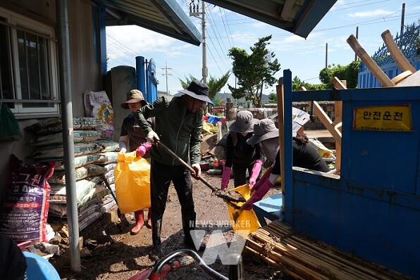장흥군의회(의장 김재승)는 9월 23일부터 집중호우로 인해 큰 피해를 입은 관내 지역을 찾아 수해 복구 지원 활동을 펼쳤다