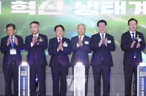 강기정 광주광역시장이 23일 오후 나주 한전본사에서 열린 에너지융복합단지 운영위원회 출범식에 참석해 김영록 전남도지사, 김동철 한전 사장 등 운영위원들과 기념촬영을 하고 있다./광주광역시 제공