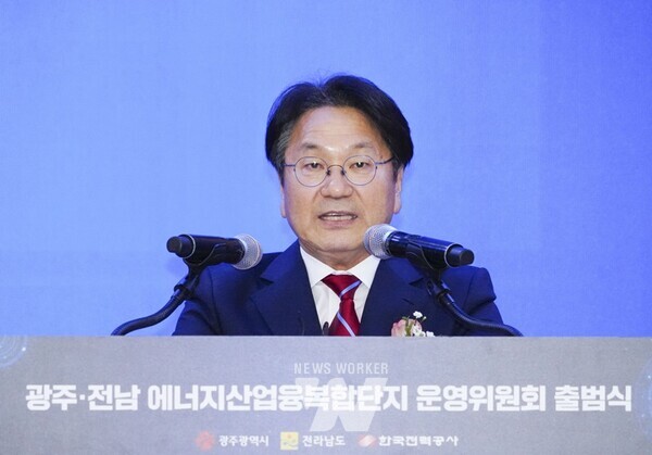 강기정 광주광역시장이 23일 오후 나주 한전본사에서 열린 에너지융복합단지 운영위원회 출범식에 참석해 인사말을 하고 있다./광주광역시 제공강기정 광주광역시장이 23일 오후 나주 한전본사에서 열린 에너지융복합단지 운영위원회 출범식에 참석해 김영록 전남도지사, 김동철 한전 사장 등 운영위원들과 세리머니를 하고 있다./광주광역시 제공강기정 광주광역시장이 23일 오후 나주 한전본사에서 열린 에너지융복합단지 운영위원회 출범식에 참석해 김영록 전남도지사, 김동철 한전 사장 등 운영위원들과 기념촬영을 하고 있다./광주광역시 제공 강기정 광주광역시장이 23일 오후 나주 한전본사에서 김영록 전남도지사, 김동철 한전 사장과 ‘신재생에너지 생산·보급 확대 업무협약’을 체결하고 있다. /광주광역시 제공