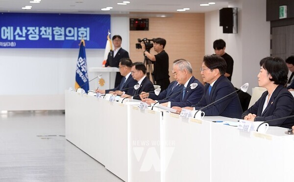 강기정 광주광역시장이 23일 오후 시청 중회의실에서 열린 더불어민주당 예산정책협의회에 참석해 인사말을 하고 있다. /광주광역시 제공