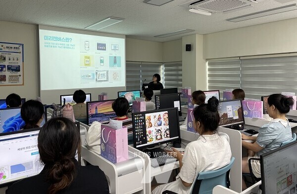 청년들이 지난 8월 22일 청춘들락에서 취업 특강을 듣고 있다