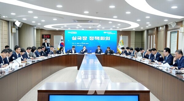 김영록 전라남도지사가 24일 오전 도청 서재필실에서 실국장 정책회의를 주재하고 있다.