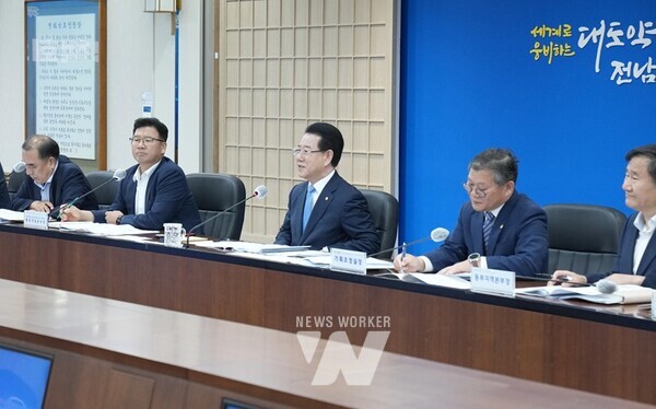 김영록 전라남도지사가 24일 오전 도청 서재필실에서 실국장 정책회의를 주재하고 있다.