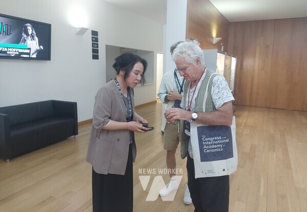 정혜경 분청문화박물관장(왼쪽)이 국제도자아카데미 前회장인 자크 코프만(오른쪽)에게 고흥분청문화박물관에 대해 홍보하고 있다