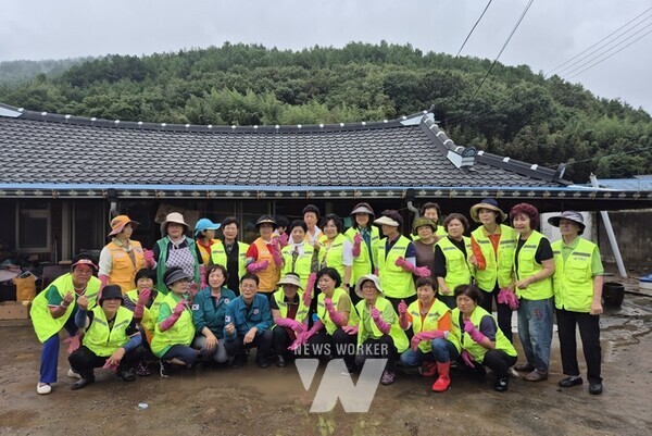전남 장흥군 긴급자원봉사단이 집중호우 피해를 복구하게 위해 힘을 모으고 있다.