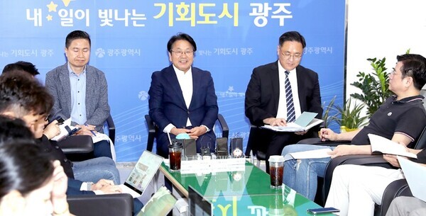 강기정 광주광역시장이 24일 오전 시청 5층 기자실에서 출입기자들과 차담회를 갖고 시정 주요현안 등에 대해 설명하고 있다. / 광주광역시 제공